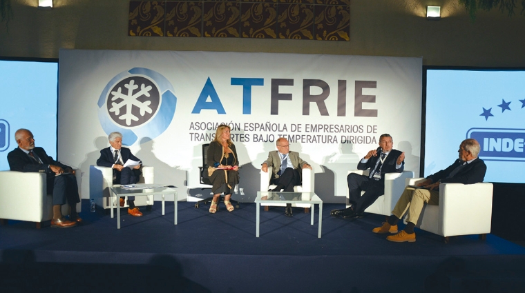 Julio Villaescusa, presidente de Fenadismer; Ignacio Cepeda, presidente de la Fundaci&oacute;n Guitrans; Carmen Blanco, moderadora; Juan Jos&eacute; Arnedo, miembro de la Junta Directiva de ATFRIE; Carlos Prades, presidente de la FVET; y Manuel P&eacute;rezcarro, secretario general de FROET. Foto: Ra&uacute;l T&aacute;rrega.