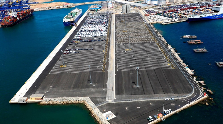 Vista aérea de la Terminal Ford en el muelle norte del Puerto de Valencia, gestionada por Valencia Terminal Europa.