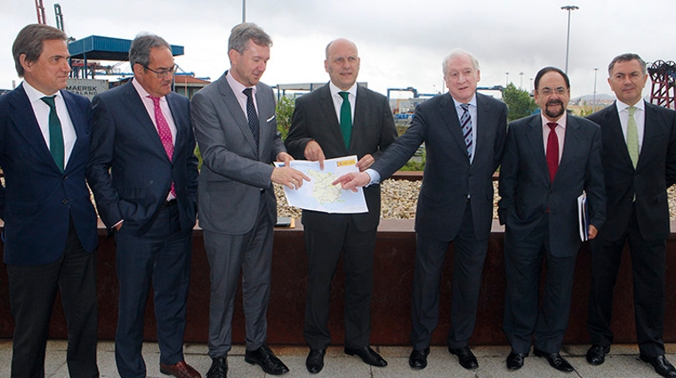 Desde la izquierda: Luis Gabiola, director de Operaciones, Comercial y Log&iacute;stica de la Autoridad Portuaria de Bilbao; Baudilio Fern&aacute;ndez-Mardomingo, delegado territorial de la Junta de Castilla y Le&oacute;n en Burgos; Francisco Javier Lacalle, alcalde de Burgos; Asier Atutxa, presidente de la Autoridad Portuaria de Bilbao; Antonio Miguel M&eacute;ndez, presidente de la C&aacute;mara de Comercio de Burgos; &Aacute;ngel Guerra, vicepresidente de la Diputaci&oacute;n Provincial de Burgos; Jos&eacute; &Aacute;ngel Corres, presidente de la C&aacute;mara de Comercio e Industria de Bilbao. Foto J.P.