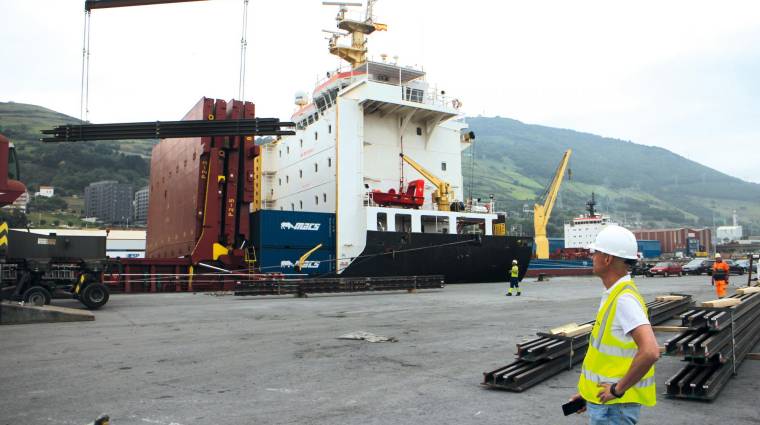 Gonzalo Puerta, Iberia Projects Cargo Division Manager, supervisa el embarque del material ferroviario en la terminal de Berge Marítima en Bilbao. Foto J.P.