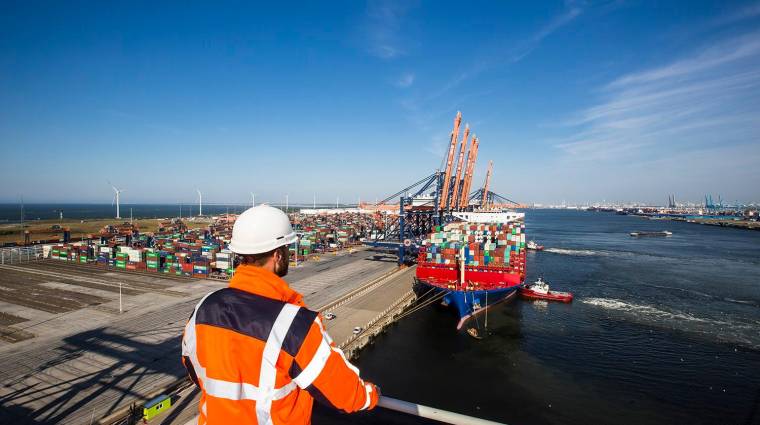 El tráfico de contenedores en el Puerto de Róterdam ha aumentado un 41,8% en el período comprendido entre 2007 y 2021, alcanzado en la actualidad 15,3 millones de TEUs.