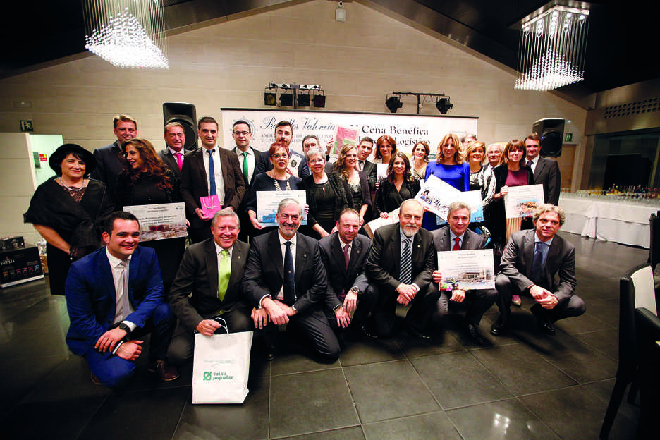 Todos los premiados con los obsequios donados para la rifa ben&eacute;fica. Foto Alba Garc&iacute;a.
