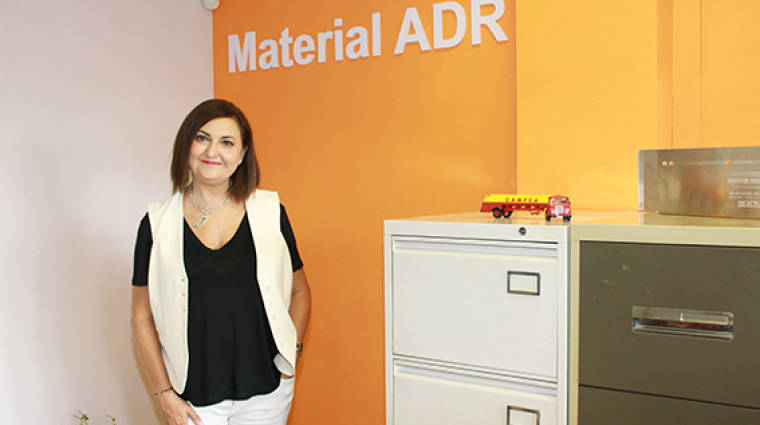 Isabel Gonz&aacute;lez, directora de Material ADR, en la nueva oficina de la compa&ntilde;&iacute;a en el Port de Barcelona. Foto A. Tejera.