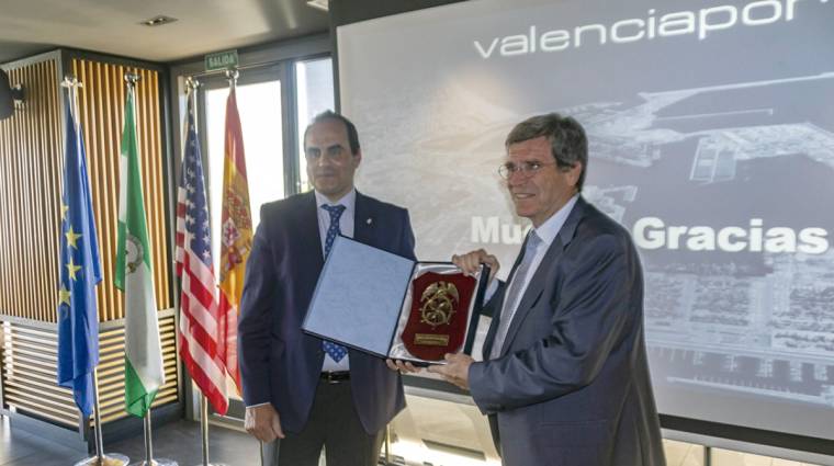 Javier Garc&iacute;a, presidente del Propeller Club Sevilla, entrega una metopa conmemorativa a Aurelio Mart&iacute;nez, presidente de la Autoridad Portuaria de Valencia.