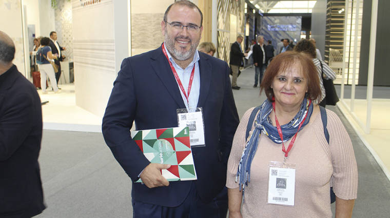 Carmelo Mart&iacute;nez, director comercial de STINSA-Transargi, y Carmen Ortells de STINSA. Foto J.P.