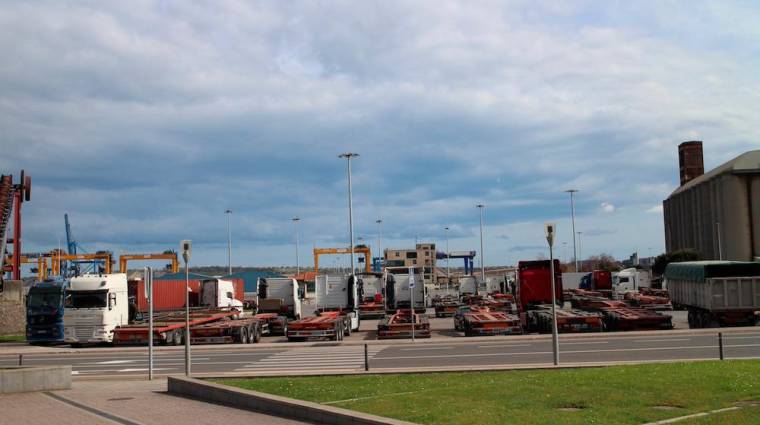 Camiones aparcados este lunes en el Puerto de Bilbao. Foto J.P.