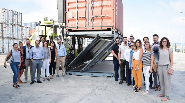 Los miembros del Junior en las instalaciones de TransBase Soler frente al contenedor plegable Zbox, acompa&ntilde;ados por Alfredo Soler y Miguel Naval&oacute;n, tercero y cuatro por la izquierda, respectivamente.