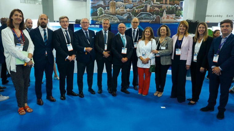 Los presidentes de las autoridades portuarias presentes en Seatrade, junto a representantes de Puertos del Estado y del consulado de España, en el stand “Ports of Spain”. Foto FV