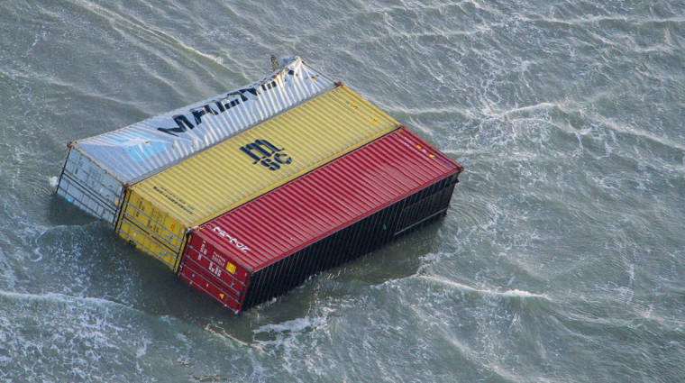 Algunos contenedores han sido arrastrados por la corriente hasta las playas de varias islas. Foto: Guardia Costera de Holanda.