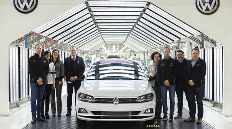 De izquierda a derecha, junto a uno de los cuatro Volkswagen Polo fabricados para Argelia, trabajadores de Volkswagen Navarra que han tomado parte en el proyecto de SKD para el pa&iacute;s norteafricano: Alberto D&iacute;az, Ana S&aacute;nchez, Rebeca Urs&uacute;a, Javier Ram&iacute;rez, Eva Lizarbe, Carlos Fern&aacute;ndez de Lasheras, Roberto Go&ntilde;i y Javier Mu&ntilde;oz.