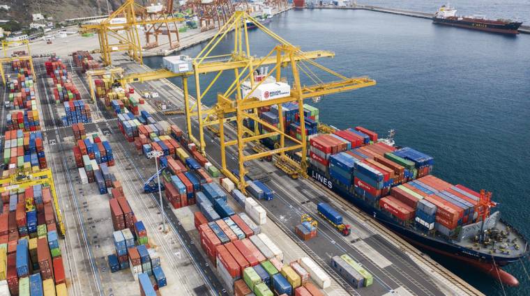 En la actualidad, Boluda Corporaci&oacute;n Mar&iacute;tima gestiona cuatro terminales mar&iacute;timas y ofrece siete servicios regulares con escalas en puertos canarios.