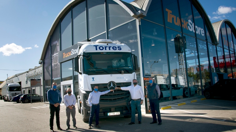 Desde la izquierda: Juan Ignacio Vilaplana, comercial de TruckStore Valencia; Jos&eacute; El&iacute;as Robledo, responsable de Mantenimiento de Grupo Torres; Jos&eacute; A. Merino, director de TruckStore Valencia; Carlos Prades, gerente de Grupo Torres; y Francisco G&oacute;mez, comercial de Mercedes-Benz. Foto Loli Dolz.