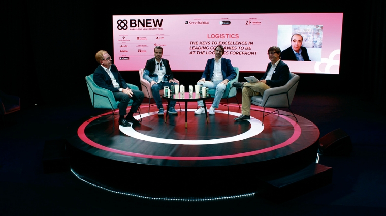 Javier Bretos, director de Log&iacute;stica en Pikolin; Jorge Soriano, responsable de Log&iacute;stica y Distribuci&oacute;n en Desigual; Santiago Mallo, Jefe de Transportistas y Mensajeras Citibox; Ram&oacute;n Garc&iacute;a, director de Innovaci&oacute;n y Proyectos en Centro Espa&ntilde;ol de Log&iacute;stica (CEL); y Juan P&eacute;rez, director de Transportes e Infraestructuras en Seur (pantalla). Foto A.Tejera.