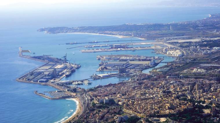 Vista aérea del Port de Tarragona y de la ciudad.