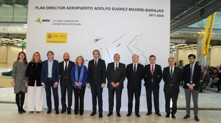 Foto de familia ayer en Barajas al inicio de la presentaci&oacute;n del Plan Director 2017-2026 del enclave madrile&ntilde;o. Foto M.J.