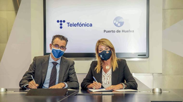 Joaqu&iacute;n Segovia, director del Territorio Sur de Telef&oacute;nica Espa&ntilde;a; y Pilar Miranda, presidenta de la Autoridad Portuaria de Huelva.