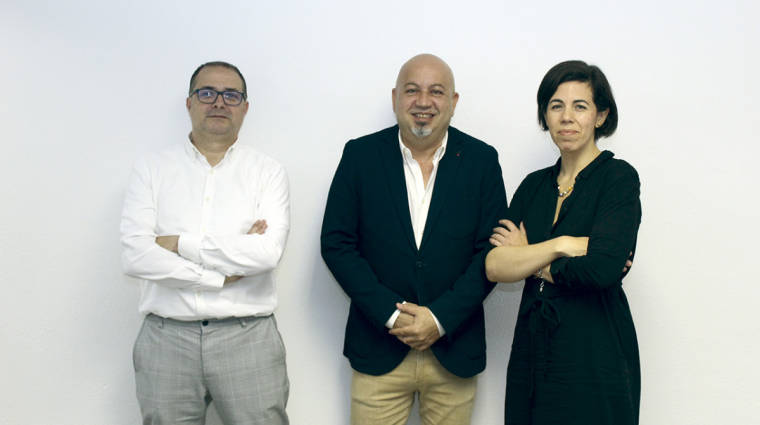 Albert Ruiz Romero, CIO de Click &amp; Cargo; Gabriel Ortega, CCO; y Valentina Salinas, project manager. Foto A.T.