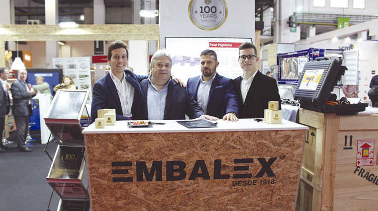 Dos generaciones de la familia Mor&eacute;: Jordi, Josep, Josep Maria y Marc, en el potente stand que Grupo Embalex tiene en el SIL.