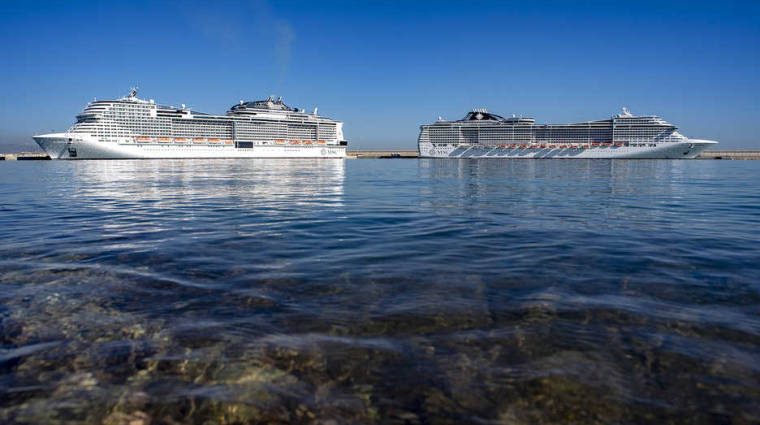 Los buques &quot;MSC Meraviglia&quot; y &quot;MSC Divina&quot; visitaron ayer el enclave con 10.000 pasajeros a bordo.