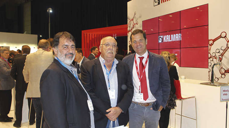 Desde la izquierda: Carlos Cepero, director t&eacute;cnico de Operaciones Portuarias de Canarias (OPCSA); Juan P&eacute;rez, gerente de OPCSA; Ignacio de Sebasti&aacute;n, Senior Sales Manager de Kalmar. Foto J.P.