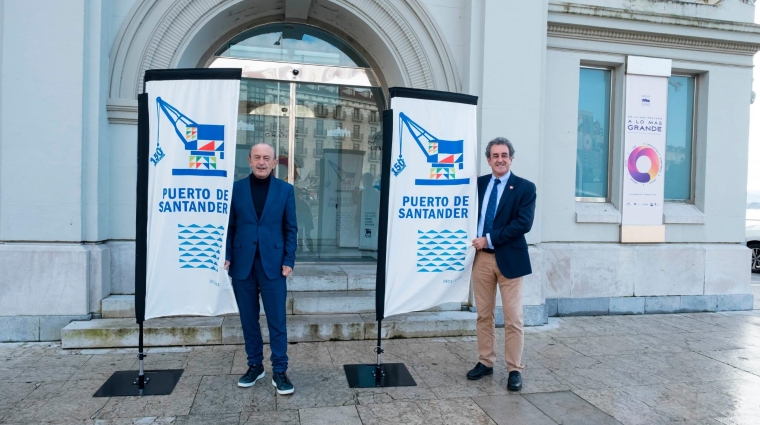 El consejero de industria y vicepresidente del puerto, Javier Marcano (izquierda) y el presidente de la Autoridad Portuaria, Francisco Martín, durante la presentación del 150 Aniversario del Puerto de Santander.