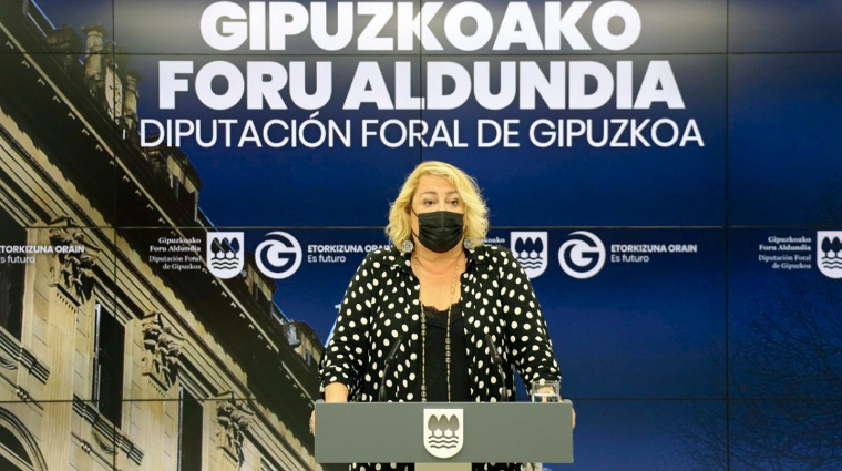 Aintzane Oiarbide, diputada de Infraestructuras Viarias de Gipuzkoa, defiende la validez legal de los peajes a camiones.