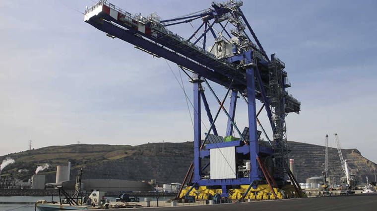Por tama&ntilde;o (107x37,50x64 metros) y peso (2.450 toneladas) es la mayor operativa de carga unitizada en Bilbao. Foto J.P.