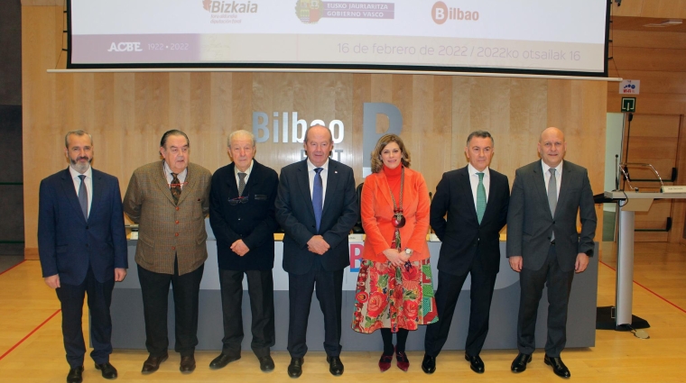 Desde la izquierda: Iñaki Garcinuño, presidente de la Confederación Empresarial de Bizkaia CEBEK; José Ramón de la Fuente, presidente de la AP de Bilbao 2009-2013; Pedro Ruiz de Alegría (1988-1989); Ricardo Barkala (2018-); Virginia Navarro, presidenta de ACBE; José Ángel Corres (1996-2009); Asier Atutxa (2013-1018). Foto J.P.