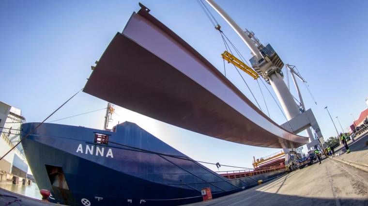 Sevitrade realiza dos operativas con carga de proyecto en el Puerto de Sevilla