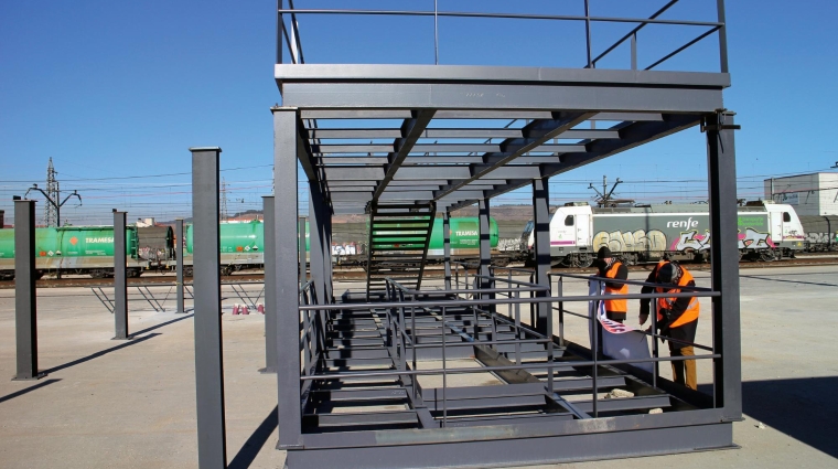 Detalle de las estructuras para conexiones reefer en construcción en el Centro Logístico de Villafría. Foto Miguel Jiménez.