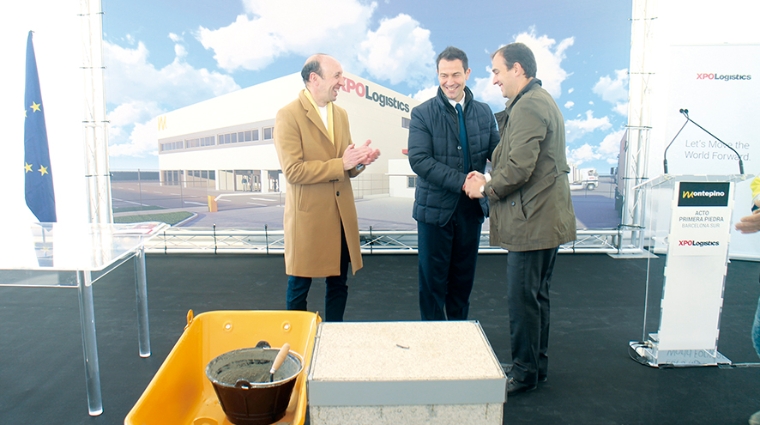 Joan Play&agrave;, alcalde de Castellbisbal; Massimo Marsili, director general de Transporte de XPO Logistics, y Juan Jos&eacute; Vera, vicepresidente de Operaciones de Montepino, inauguraron el inicio del nuevo centro con la primera piedra. Foto L.E.