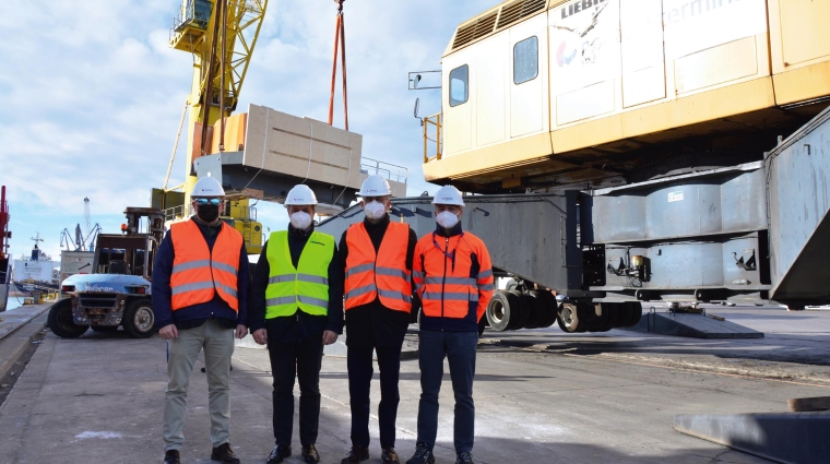 Joaquín Ramón Lestau, director general de Noatum Terminals; Juan Carlos Jiménez, director de Grúas de Puertos de Liebherr Ibérica; Antonio Campoy, CEO de Noatum y Rafael del Moral, director de Noatum Terminal Sagunto, se desplazaron el miércoles al recinto saguntino para asistir a la descarga de las piezas de la nueva grúa. Foto FV.