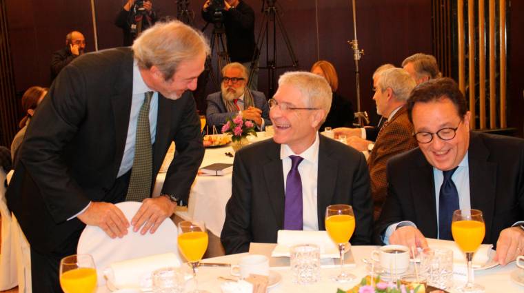 En el centro de la imagen, Isaías Táboas, presidente de Renfe, hoy al inicio del Desayuno organizado por la Fundación CEDE.