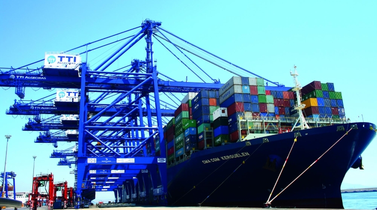 El “CMA CGM Kerguelen” atracado en las instalaciones de TTIA en el Puerto de Algeciras.