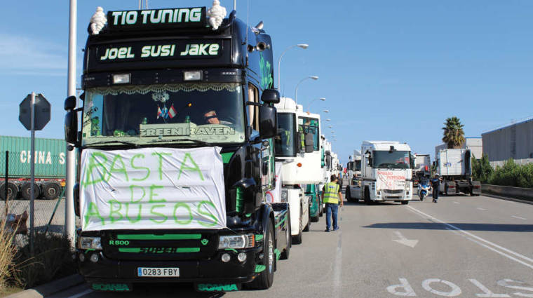 Los transportistas protagonizaron una marcha lenta el pasado mes de octubre en protesta por las prohibiciones a la circulaci&oacute;n de veh&iacute;culos pesados en algunas carreteras catalanas. Foto E. Garc&iacute;a.