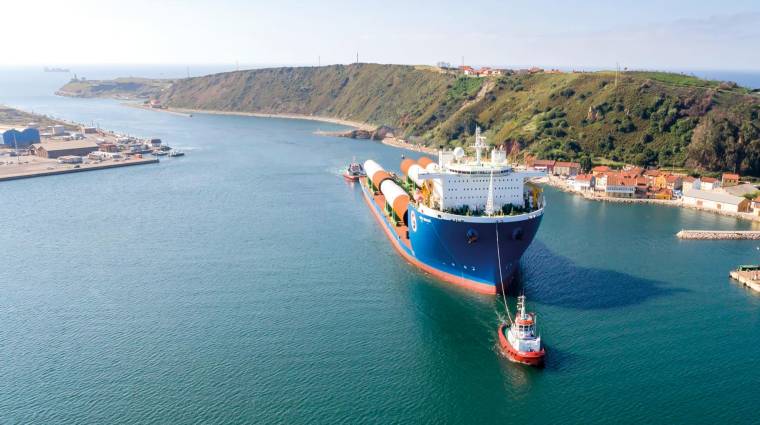 La llegada de este barco eleva el techo del Puerto de Avilés mucho más de los de 33 metros de manga contemplados en los estándares de entrada/salida actual.