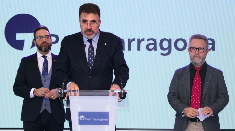 Lluís Salvadó, presidente de la AP de Barcelona, durante las declaraciones posteriores a la reunión en presencia de Saül Garreta, presidente de la AP de Tarragona, y Juli Fernàndez, conseller de Territori de la Generalitat de Catalunya. Foto: J.P.