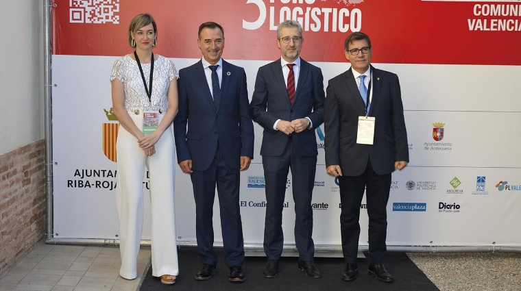 María Ubarretxena, alcaldesa de Mondragón; Robert Raga, alcalde de Riba-roja; Arcadi España, conseller de Hacienda y Modelo Económico de la Generalitat Valenciana; y Xavier Fonollosa, alcalde Martorell. Foto: Raúl Tárrega.