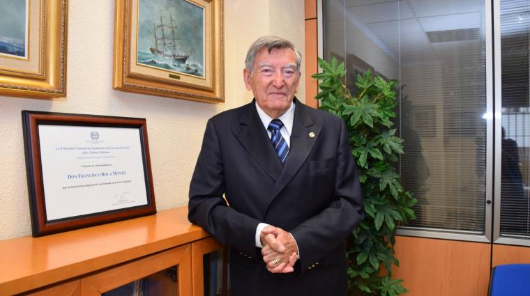 Francisco Roca Monzó ha sido reconocido por Cámara Valencia tras más de 70 años vinculado al sector portuario valenciano.