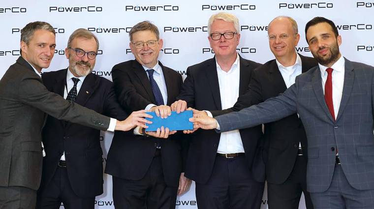 Ximo Puig, presidente de la Generalitat junto a los directivos de la filial de Volkswagen en la planta piloto de PowerCo en Salzgitter (Alemania).