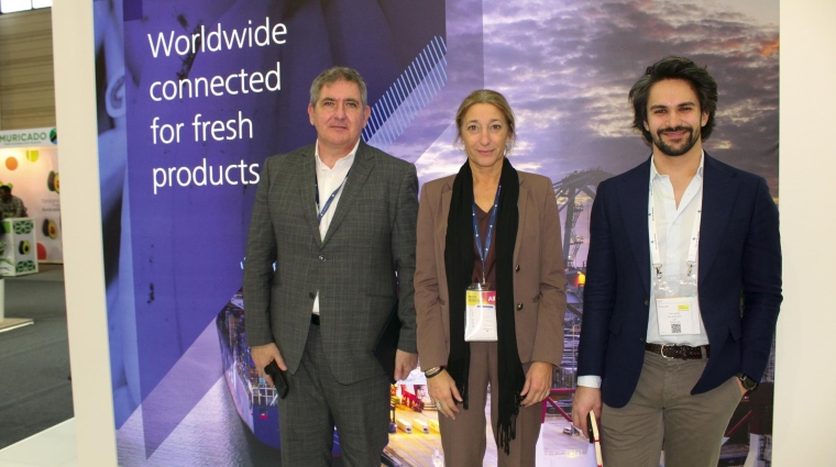 Desde la izquierda: Lluis París, jefe del área de Short Sea Shipping, graneles y automóviles de la APB; Carla Salvadó, subdirectora general de Comercial y Marketing; y Javier Méndez, SSS Manager. Foto B.C.