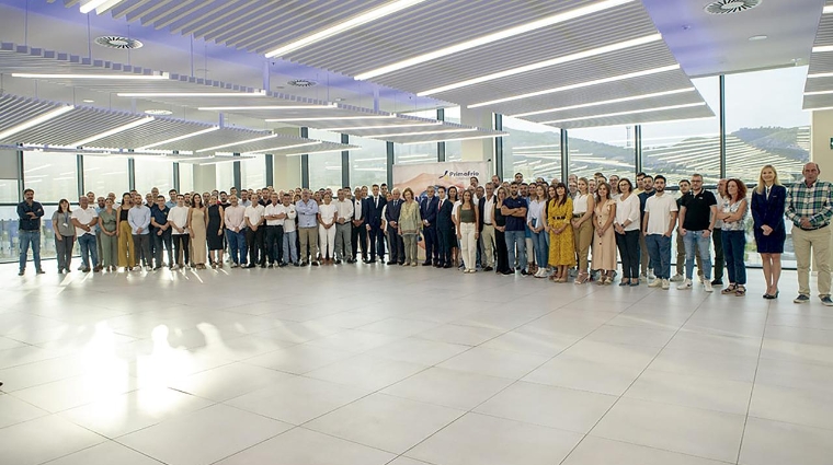 Foto de familia de de la Reina Doña Sofía con directivos y equipo humano de Primafrio.