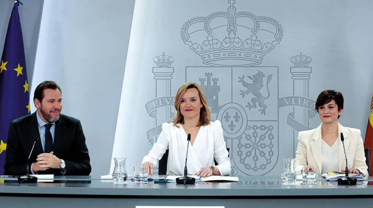 De izquierda a derecha, Óscar Puente, ministro de Transportes; Pilar Alegría, ministra portavoz; e Isabel Rodríguez, ministra de Vivienda, ayer al término del Consejo de Ministros.