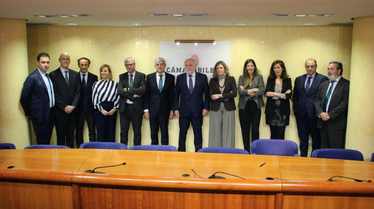 El nuevo presidente de CámaraBilbao, José Ignacio Zudaire (sexto por la derecha), flanqueado por el vicepresidente primero, Carlos Gorría, y la vicepresidenta segunda, Virginia Navarro, junto el resto de los miembros del Comité Ejecutivo. Foto J.P.