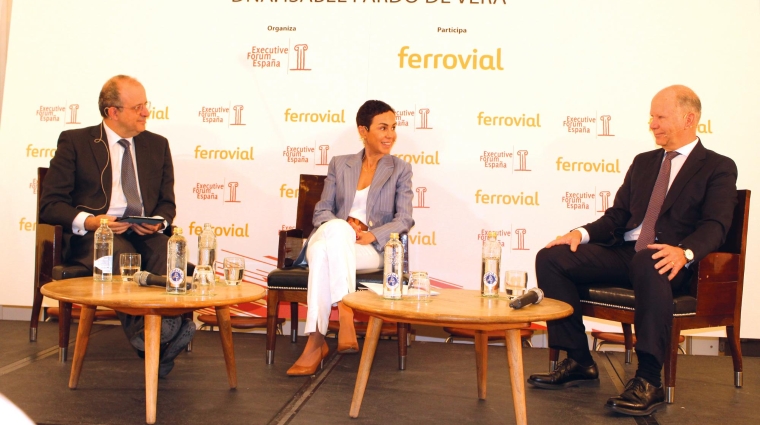 Isabel Pardo de Vera, secretaria de Estado de Transportes, Movilidad y Agenda Urbana, junto al director general de Executive Forum, César Chiva (izquierda), y junto al director de Ferrovial Construcción, Ignacio Clopés (derecha), esta mañana durante el desayuno informativo celebrado en Madrid. Foto B.C.