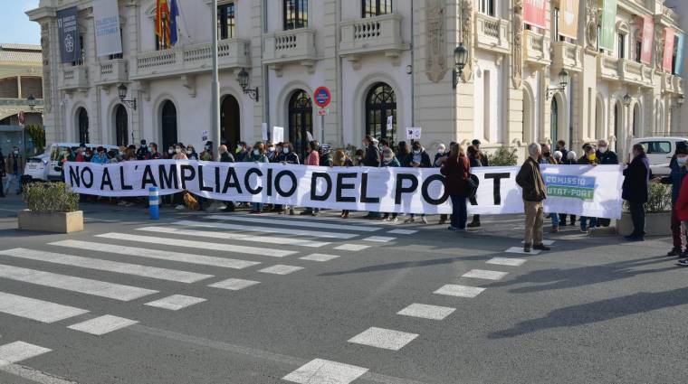 Los manifestantes se han concentrado frente al Edificio del Reloj del Puerto de Valencia.