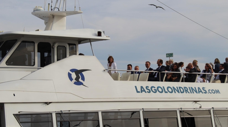 La ministra de transportes, Raquel Sánchez (en pie), encabezó la visita de la delegación de ministros europeos a las instalaciones del Port de Barcelona. Foto M.V.