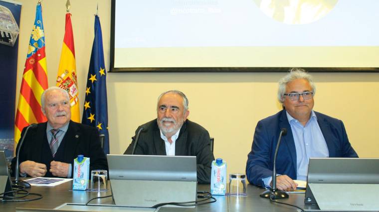 Arriba Luis Rosa, presidente de ATEIA; Francess Sánchez, director de la APV y Enric Ticó, presidente de FETEIA. Fotos H.T.