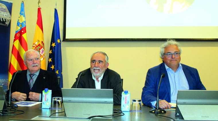 Luis Rosa, presidente de ATEIA-OLTRA Valencia; Francesc Sánchez, presidente de la APV y Enric Ticó, presidente de FETEIA-OLTRA. Foto Helena Travé.