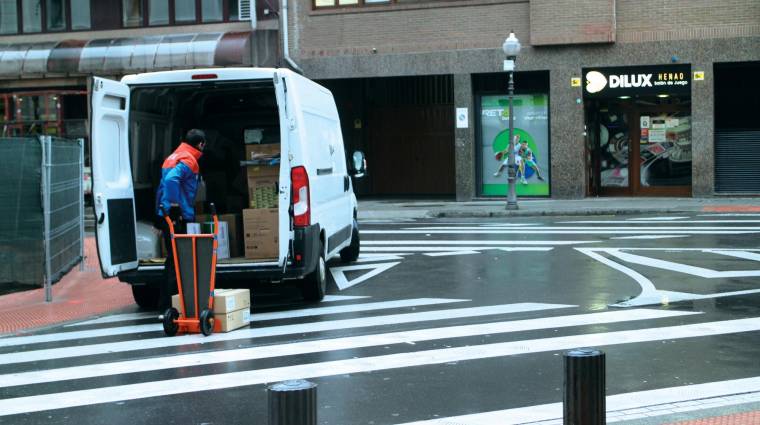 El Ayuntamiento de Bilbao ha introducido mejoras en las ordenanzas municipales para facilitar la carga y descarga. Foto J.P.